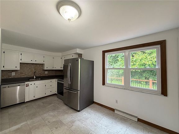 4th image of 120 Carousel Dr