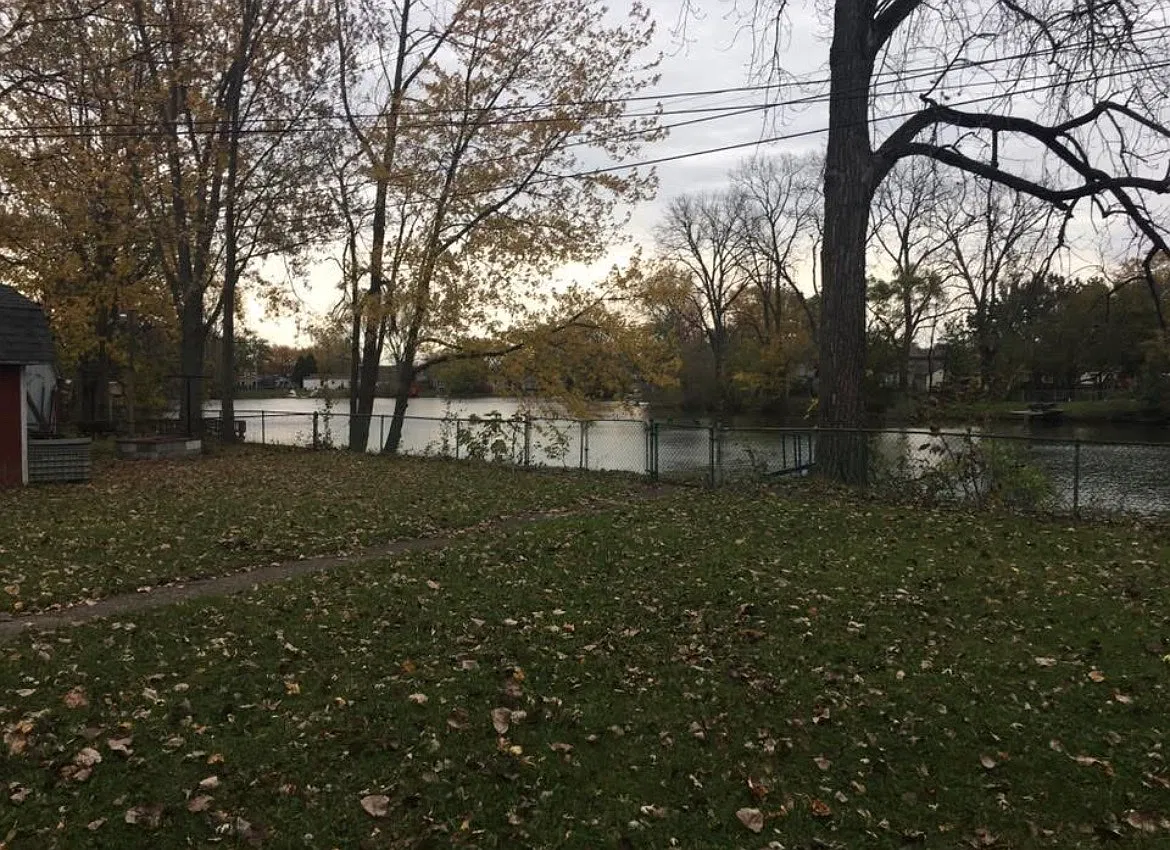 3 bed, 925 sqft, $1,300 — Photo 2