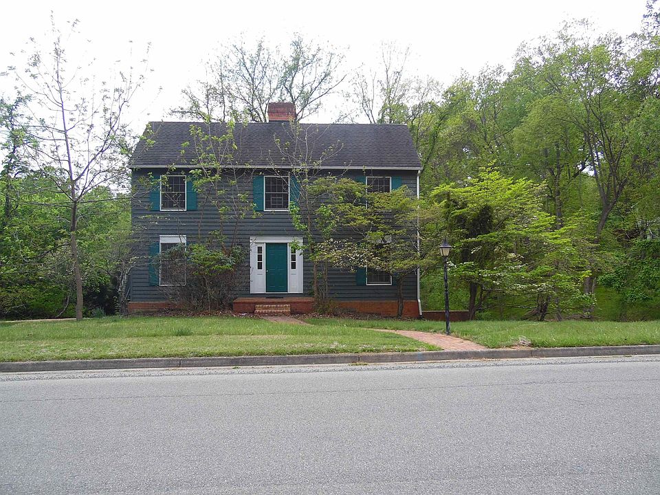 1st image of 204 Fairway Dr