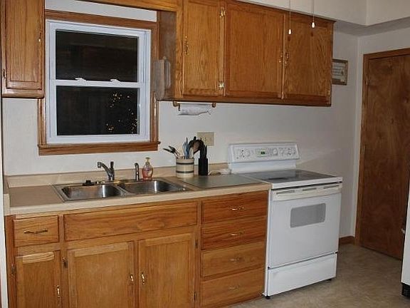 3rd image of 828 Silver Lake St