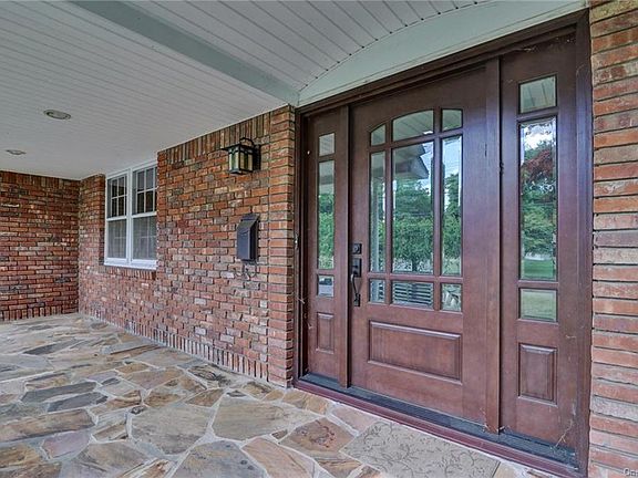 3rd image of 11 E Mayer Dr