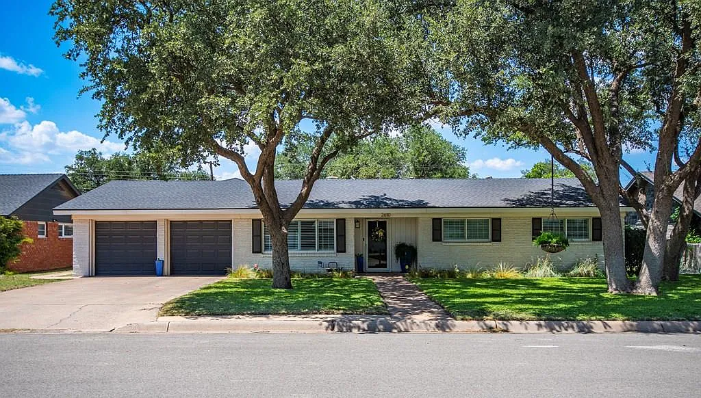 3 bed, 2.0 bath, 2315 sqft, $2,850 — Photo 1