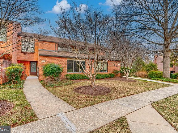 3rd image of 17 Oakhampton Dr