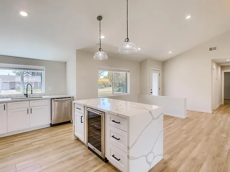 1402 W Berridge Ln — Photo 11