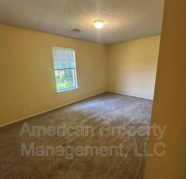 4718 NE Wisconsin St — Photo 7