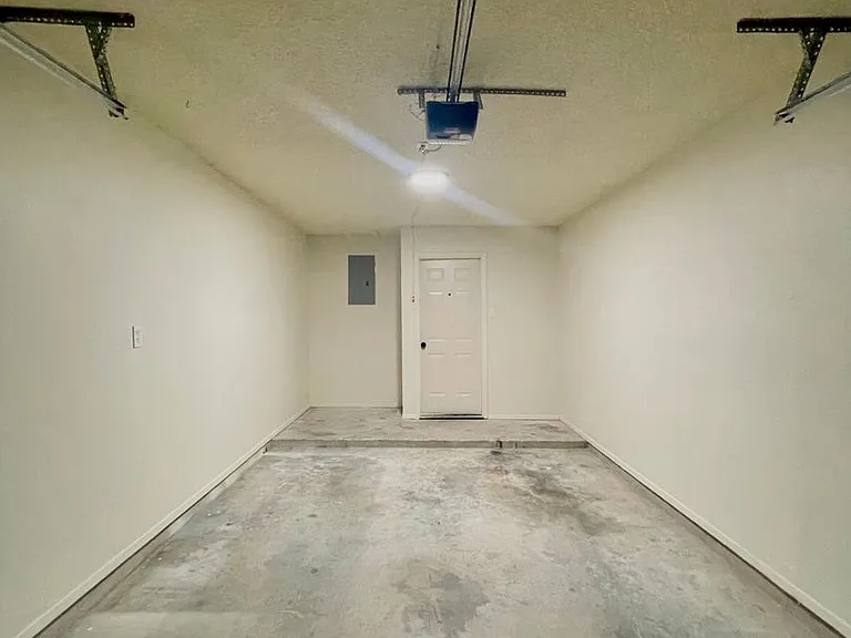 1226 Royal Crest Dr — Photo 17