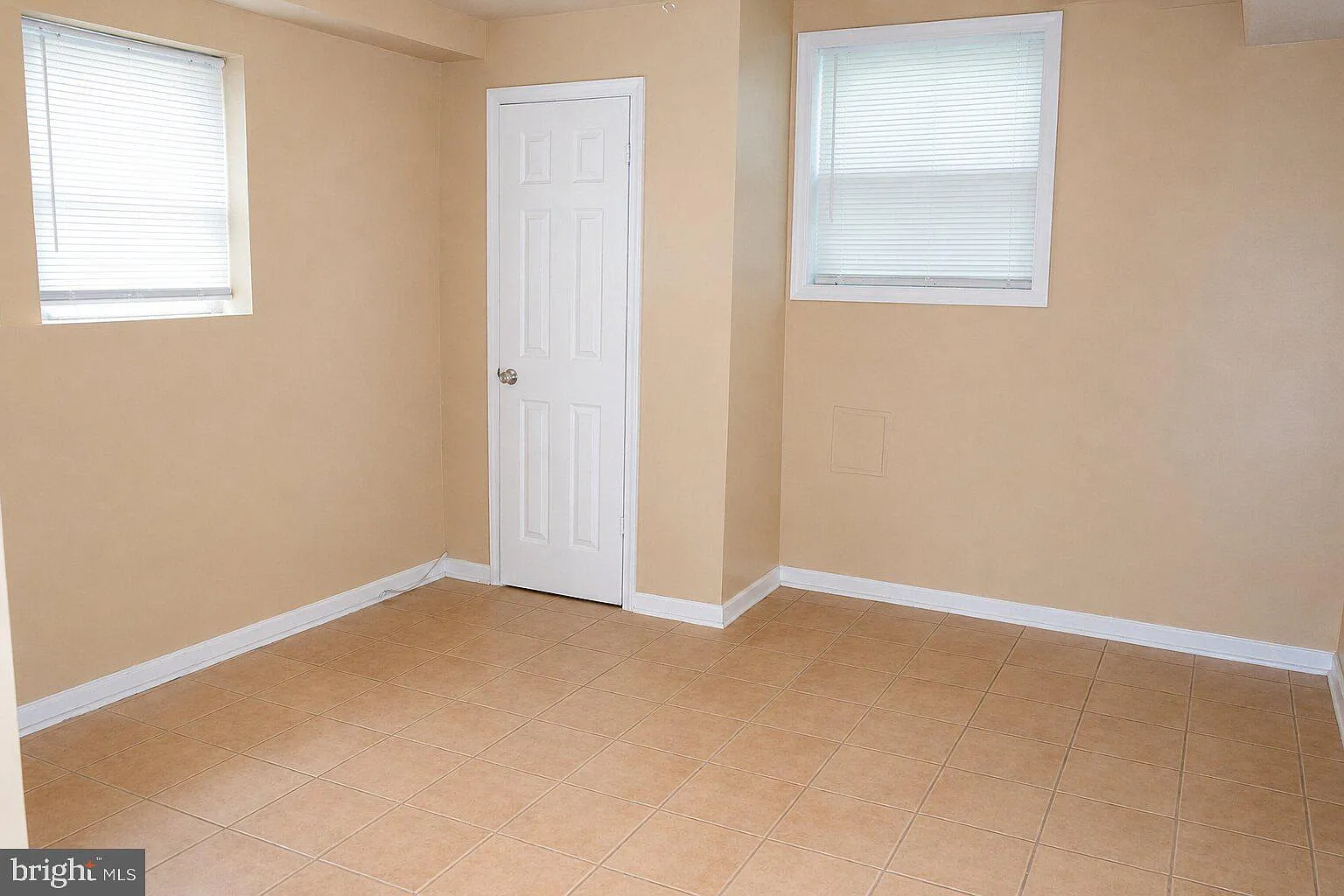 3 bed, 1.0 bath, 815 sqft, $2,100 — Photo 2