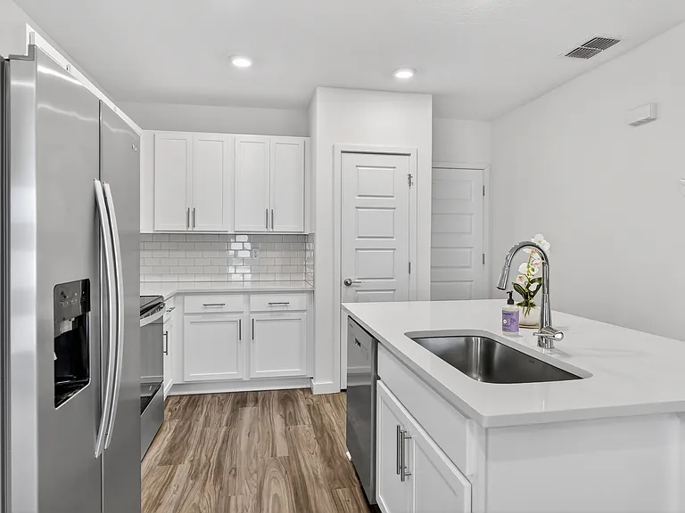 185 E Warren Ave — Photo 3