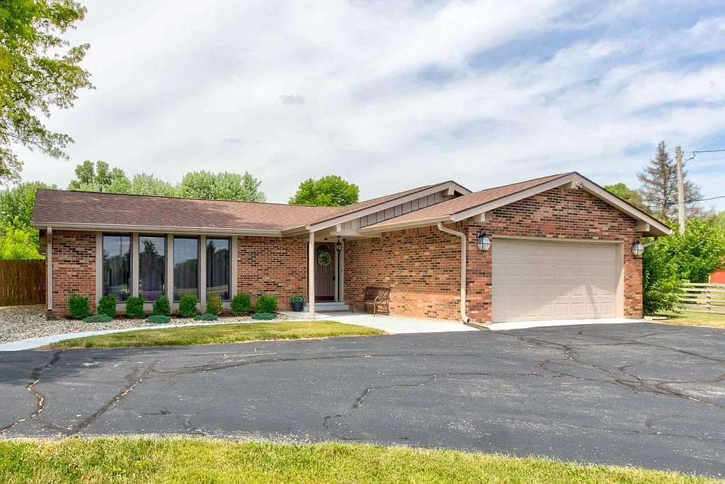 1037 Richwood Dr photo 1