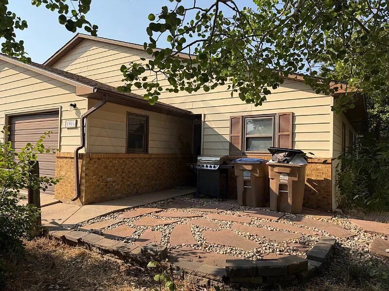 3 bed, 2.0 bath, 1217 sqft, $1,700 — Photo 2