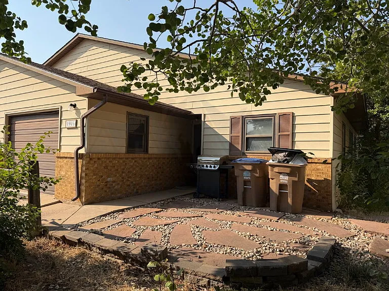 1905 Alsop Ln — Photo 2