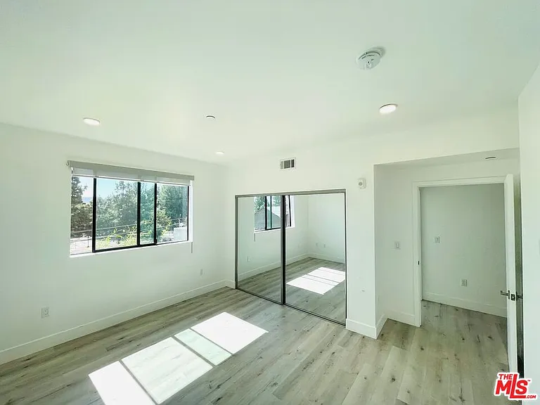 14612 Calvert St #404 — Photo 13