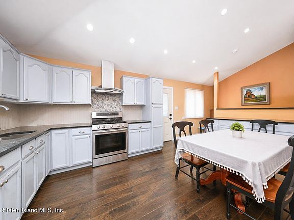 5th image of 407 Stoneham St