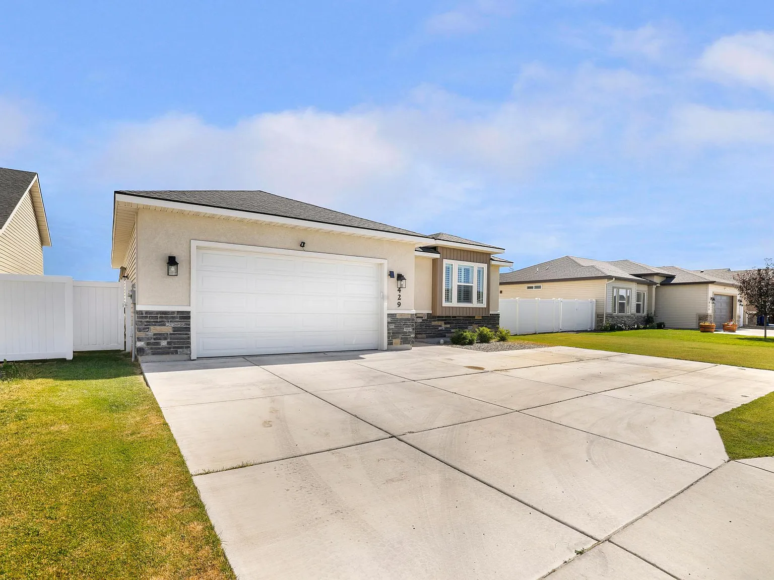 3 bed, 1438 sqft, $2,100 — Photo 3