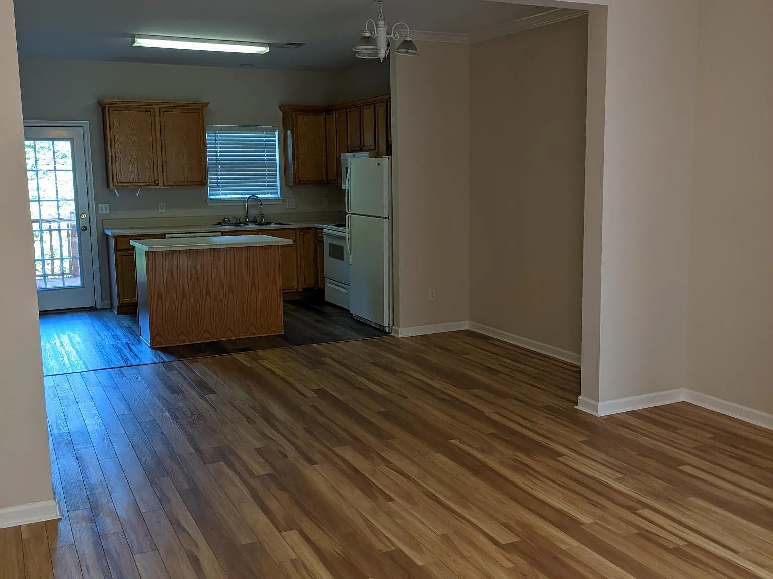 3 bed, 2.5 bath, 1400 sqft, $1,975 — Photo 2