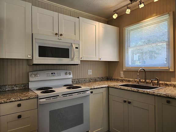 2nd image of 842 Cynthia St #2