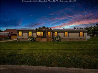 374 Sunnybrook Dr, Hurricane, WV 25526