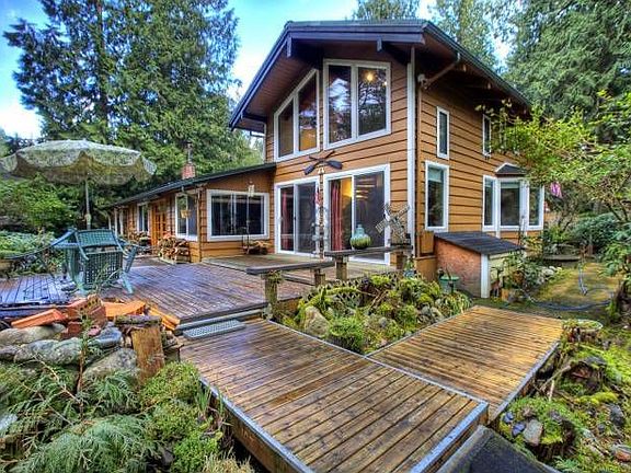 Large Deck with Fire pit!