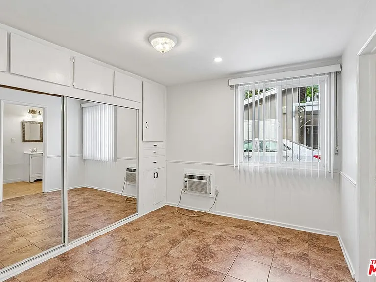 6727 1/2 Orion Ave — Photo 16