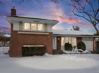 3 Saratoga St, Commack, NY 11725