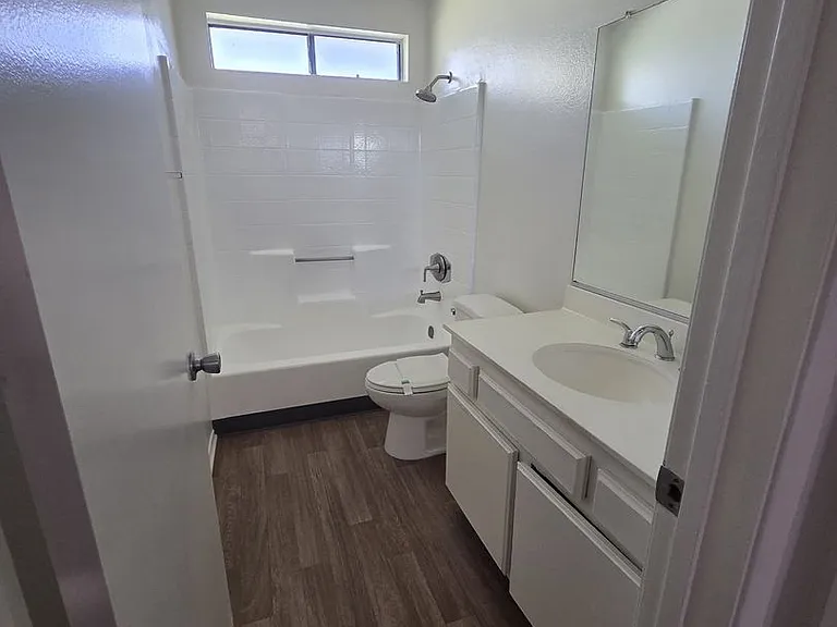 Broadway Apartments — Photo 6