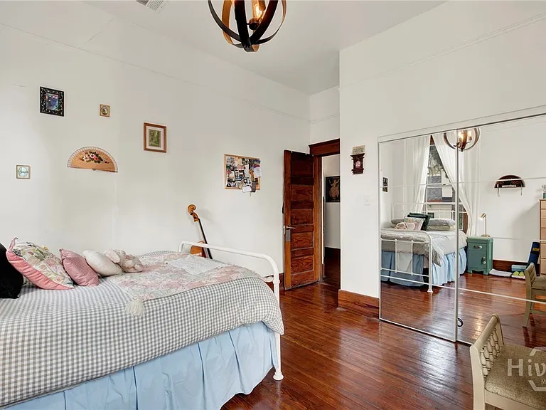 114 W Waldburg St — Photo 11