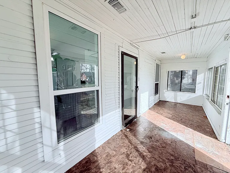 727 W Day St — Photo 2