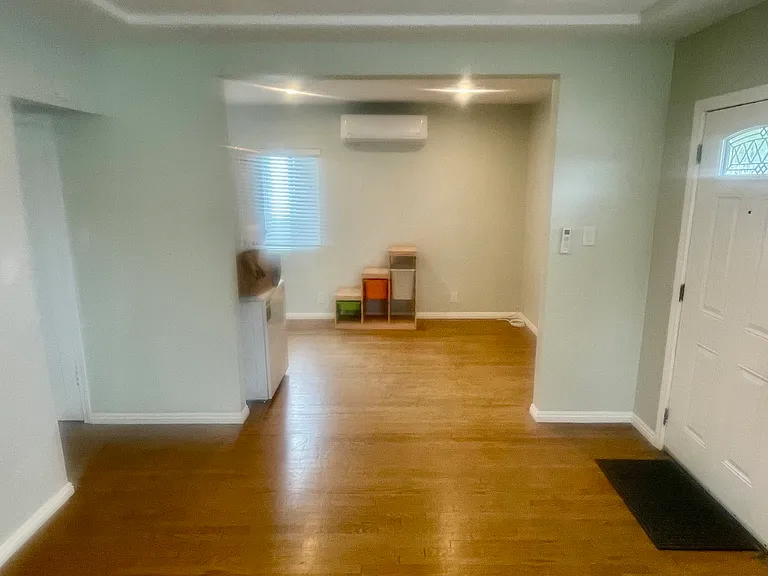 300 W Hillsdale St #1 — Photo 5