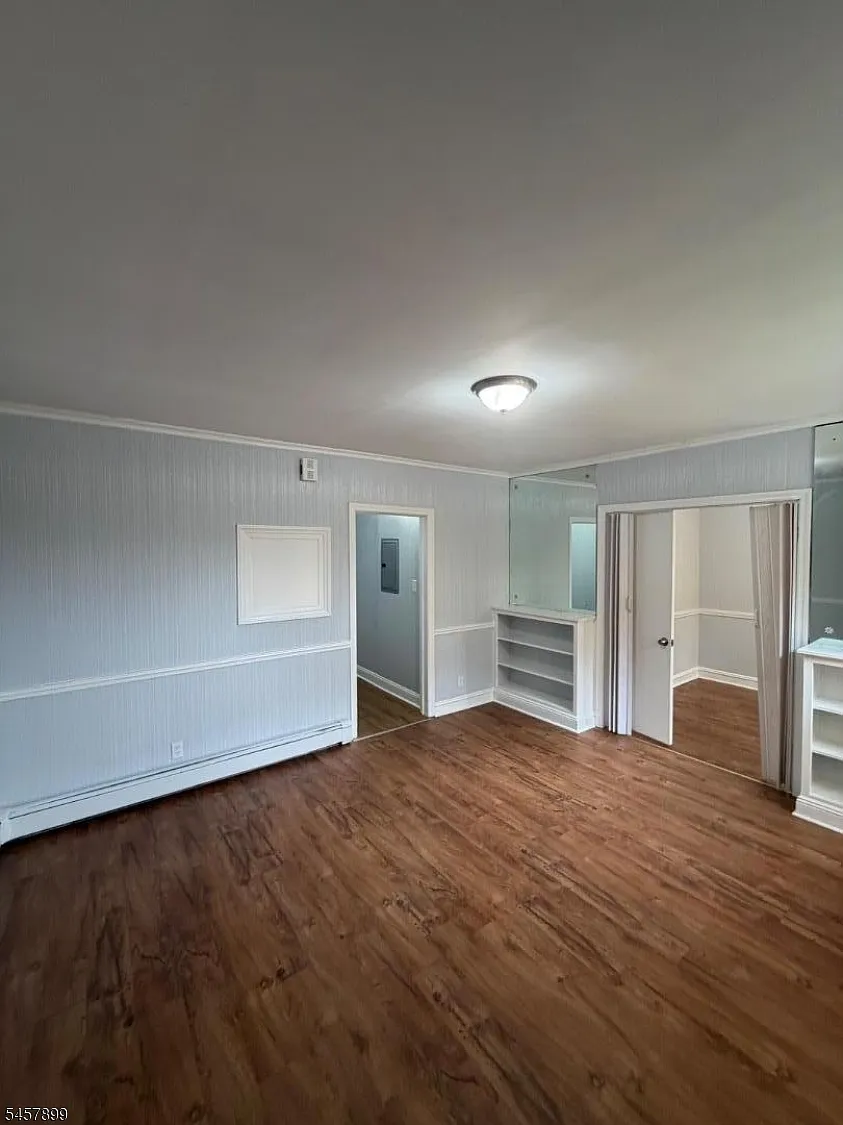 3 bed, 1.5 bath, 2851 sqft, $2,100 — Photo 3