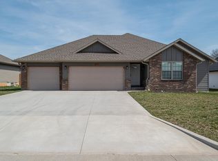 1052 S Christopher Ave, Springfield, MO 65802