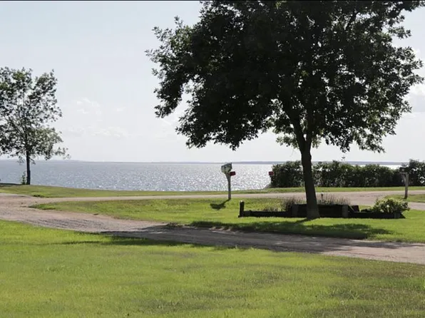 805 Lake View Dr, Devils Lake, ND 58301