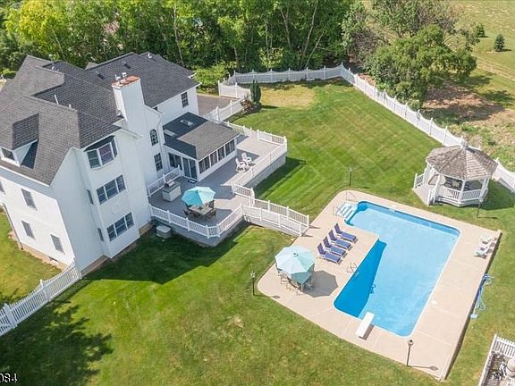 4th image of 24 Leah Ln