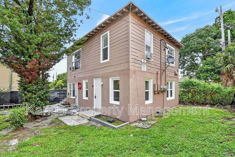 2 bed, 1.0 bath, 900 sqft, $1,695 — Photo 2