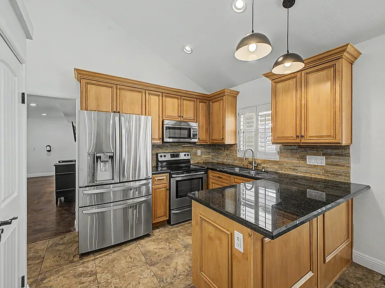 918 E Kristal Way — Photo 3