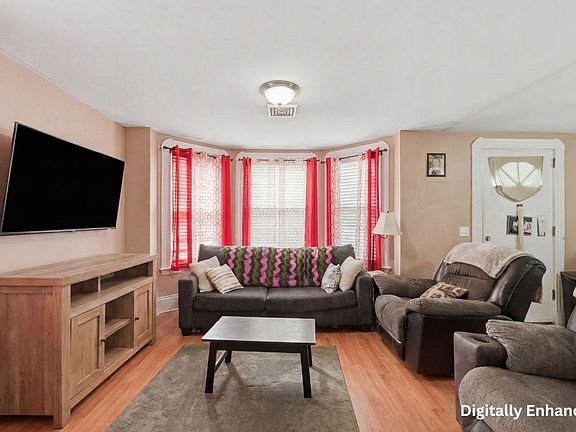 4th image of 104 Stephen St