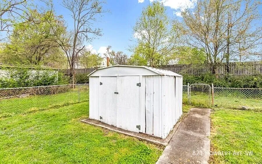 Charming 3 Bedroom,1.5 Bath Home in Wasena! — Photo 3