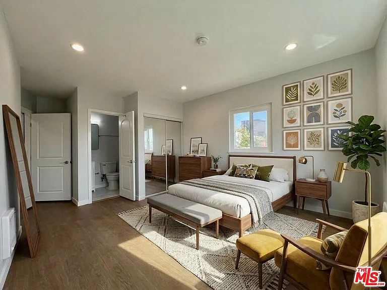 903 S Barrington Ave — Photo 6