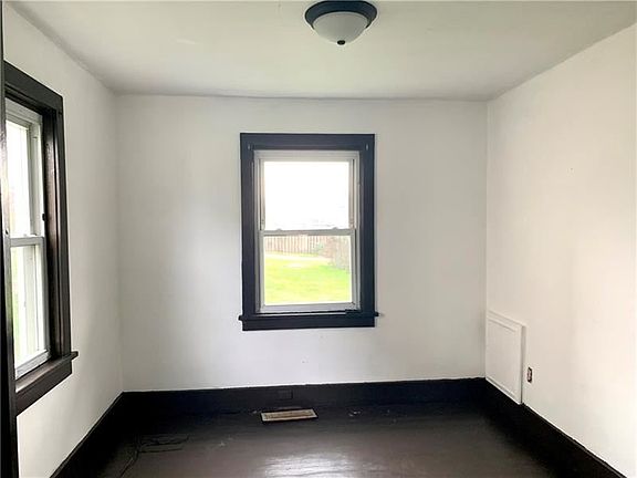 5th image of 619 Saint Clair St