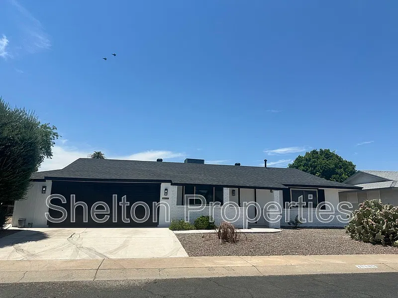 10806 W Camelot Cir