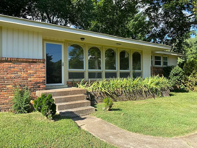 3 bed, 1.5 bath, 1532 sqft, $2,300 — Photo 2