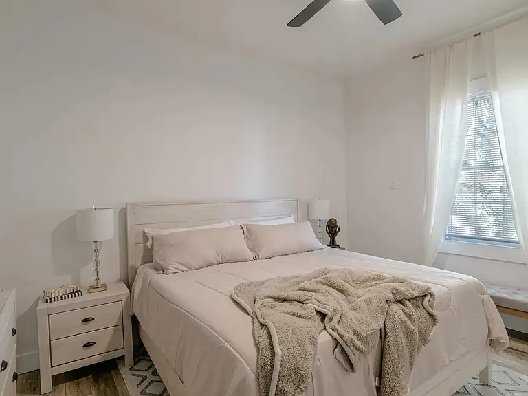 556 Charles St — Photo 8