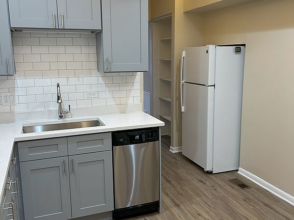 4th image of 2631 N Richmond St #1