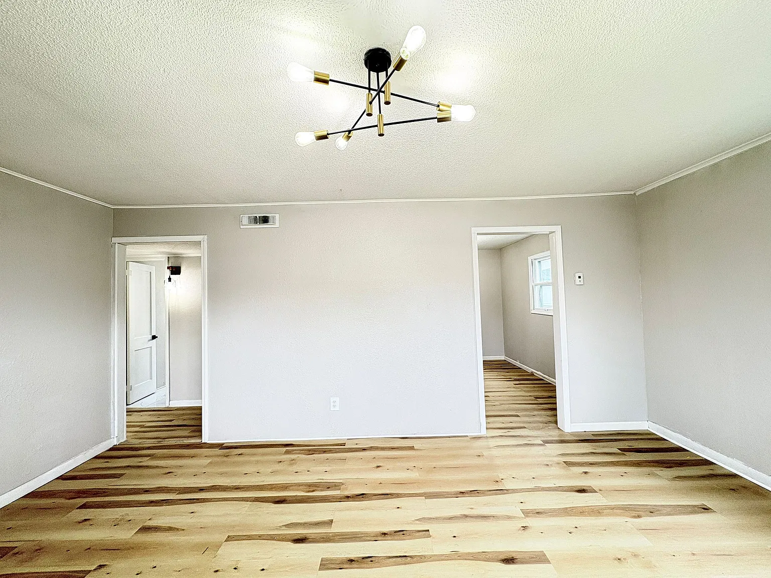 3 bed, 720 sqft, $1,350 — Photo 2