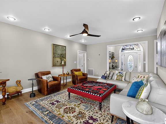 4th image of 230 Rosewood St