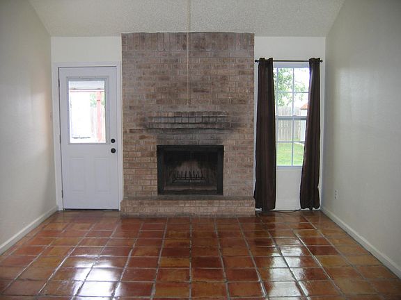 Living Room w/vaulted ceiling
