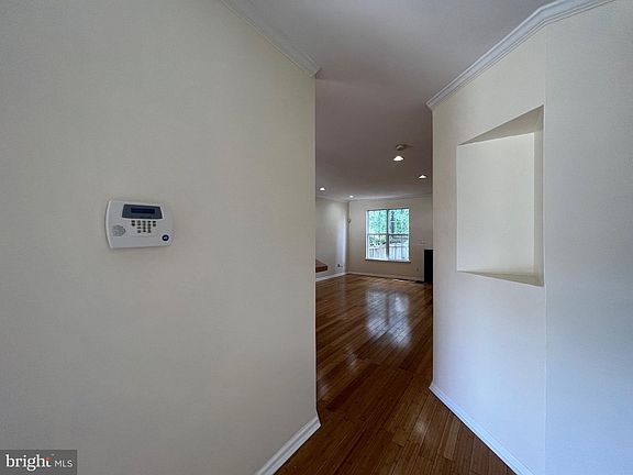3rd image of 151 Tuckahoe Ln
