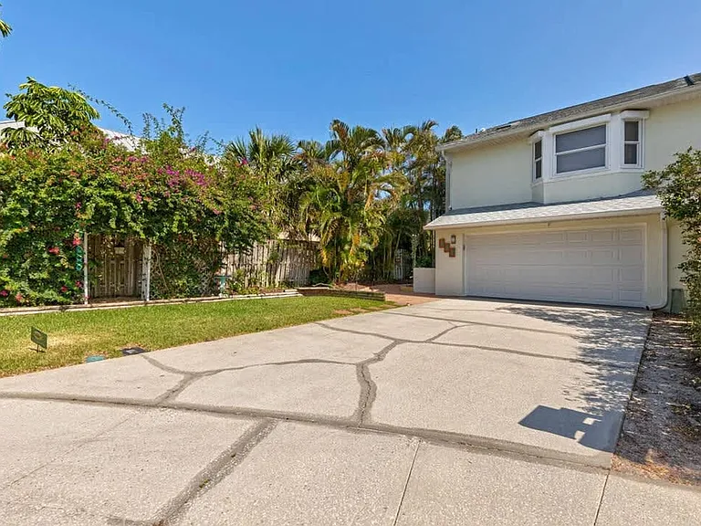 317 Lindsey Ct #ID1526855P — Photo 8