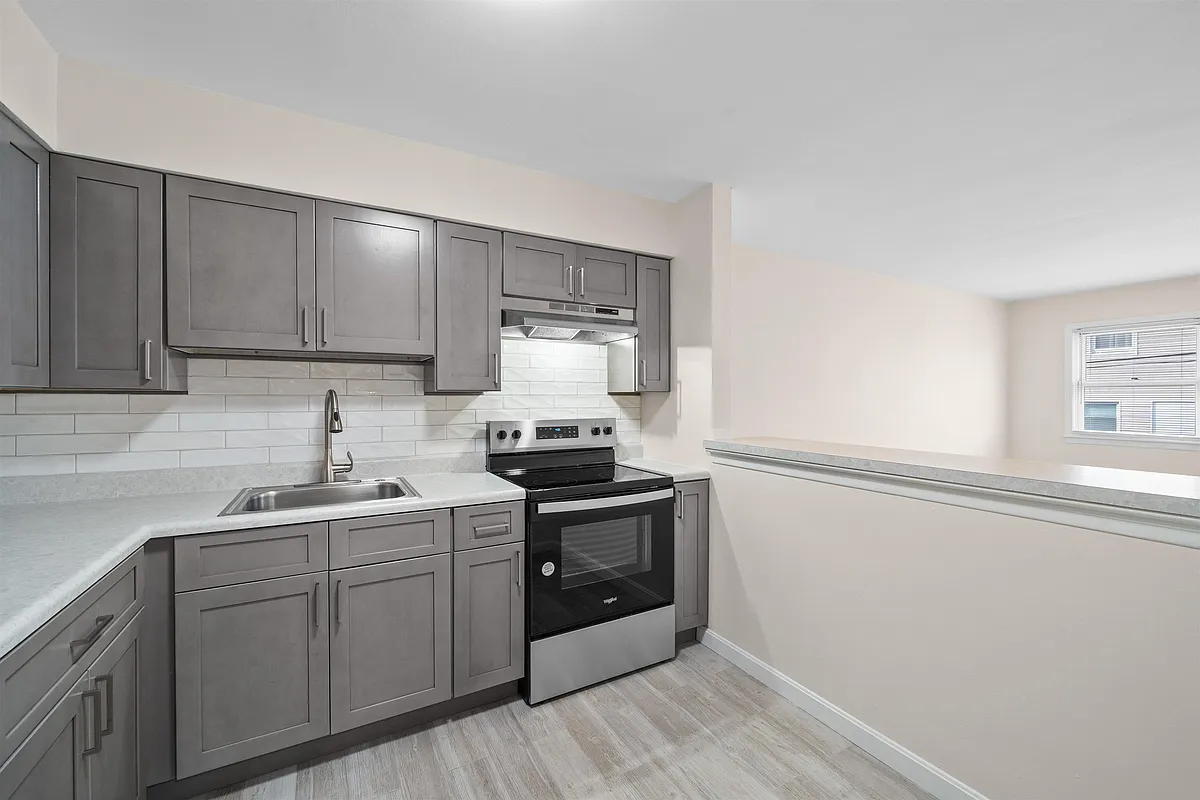 Building Photo - 34 E 32nd St #B2