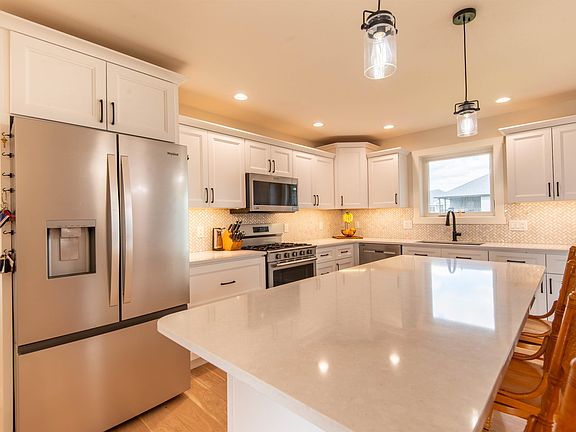 3rd image of 310 Solomia Ct
