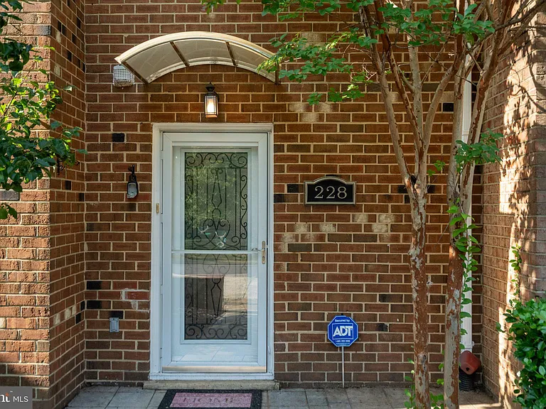 228 Stevenson Sq — Photo 43
